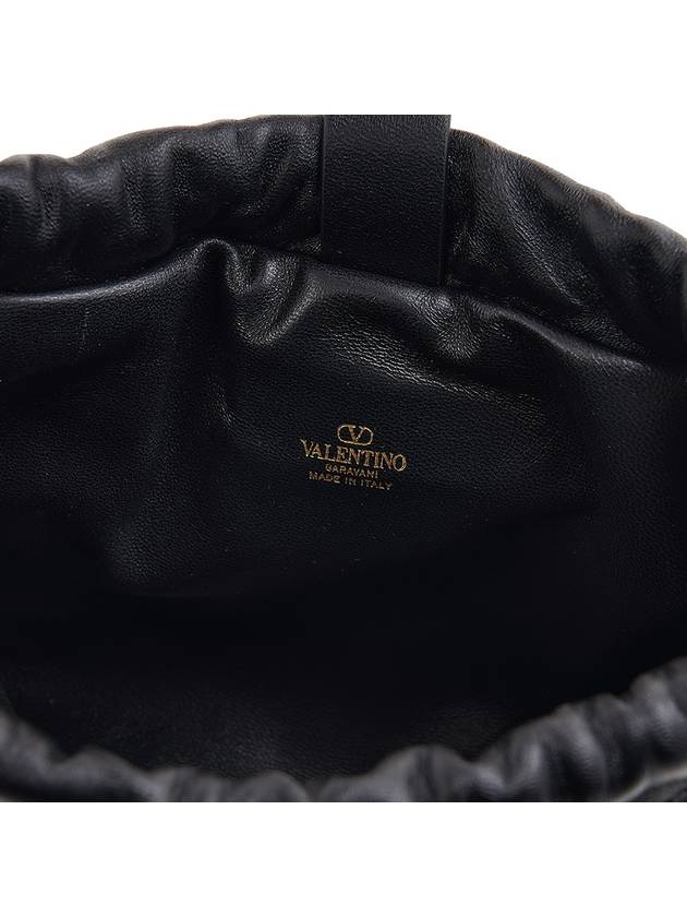 V Logo Drawstring Chain Bucket Bag Black - VALENTINO - BALAAN 9