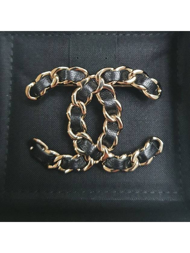 CC Logo Chain Metal Brooch Black - CHANEL - BALAAN 2