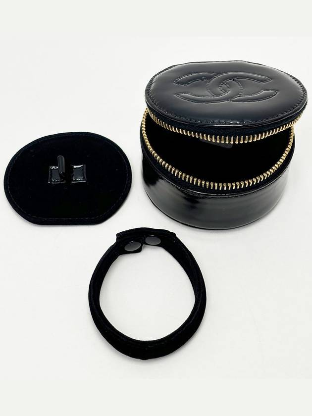 Black enamel 3rd division CC logo mini round cosmetic pouch coin purse 4VCHB32571 - CHANEL - BALAAN 5