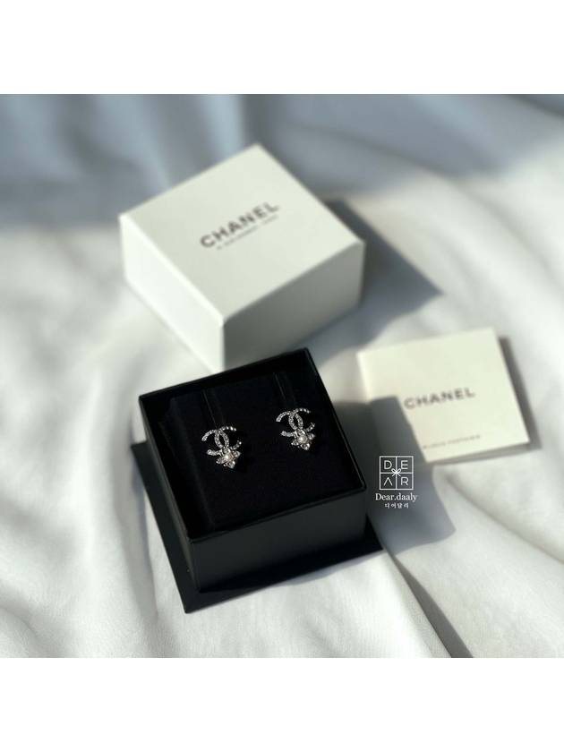 CC Logo Pearl Flower Earrings Silver - CHANEL - BALAAN 2