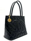 Patent Medallion Coin Bag Tote - CHANEL - BALAAN 3