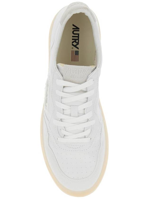 'Medalist' White Low Top Sneakers With Embossed Logo On The Tongue In Grained Leather Man - AUTRY - BALAAN 4