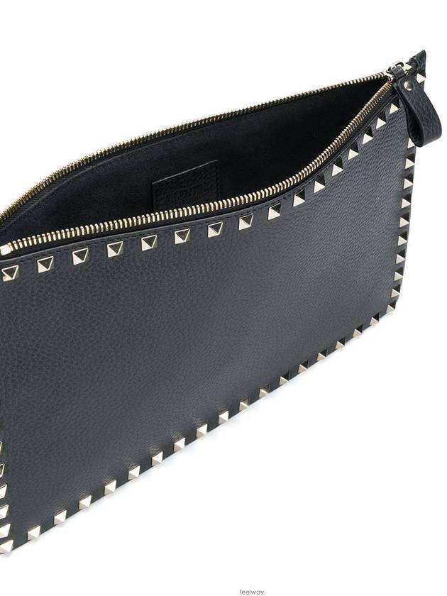 Rockstud Pebble Leather Clutch Bag Black - VALENTINO - BALAAN.