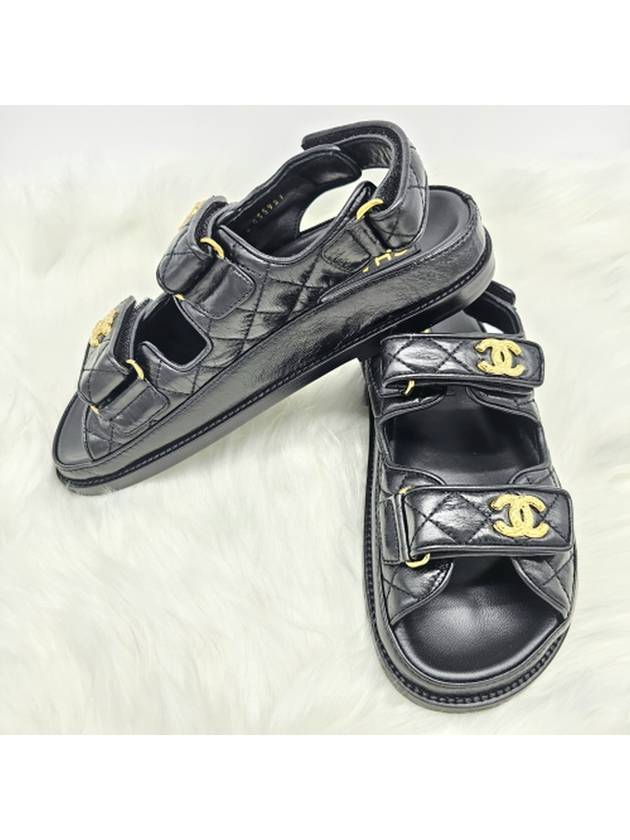 Logo Crumpled Shiny Lambskin Sandals Black - CHANEL - BALAAN 3