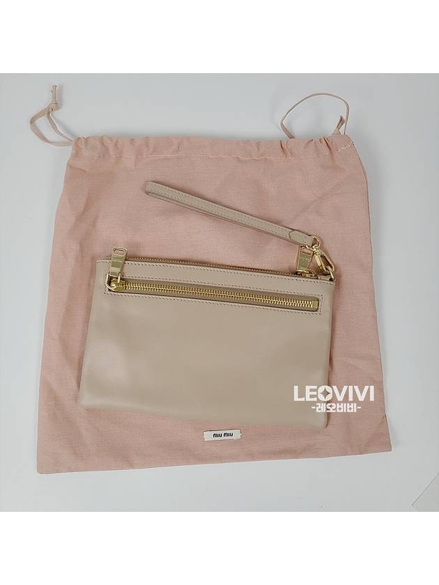 France Outlet Metal Logo Soft Leather Strap Clutch Cameo Color 2F8W 5NH014 - MIU MIU - BALAAN 6