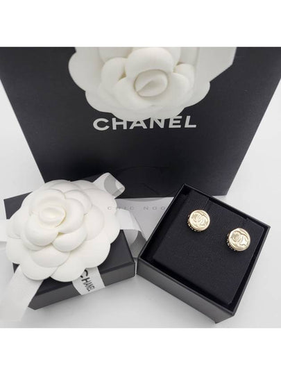 CC logo women s stud gold earrings ABE860 - CHANEL - BALAAN 2