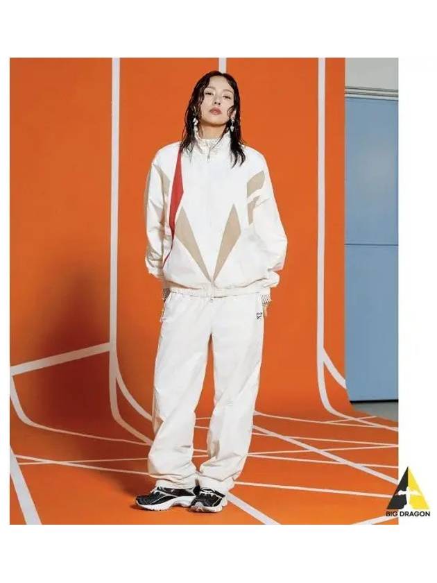 Hyori Lee wearing Vector Flash 2WAY warm up pants beige - REEBOK - BALAAN 1