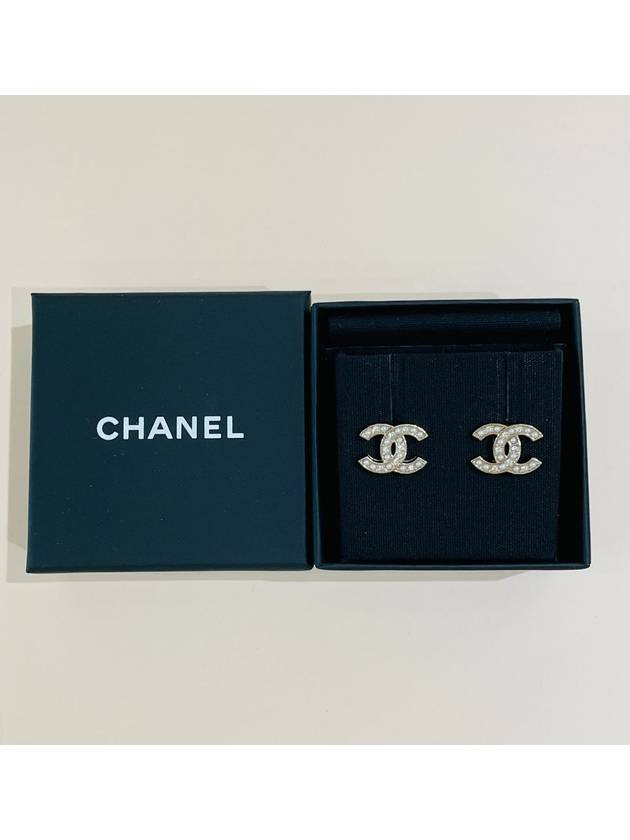 Women's CC Logo Pearl Crystal Stud Earrings Gold - CHANEL - BALAAN 3