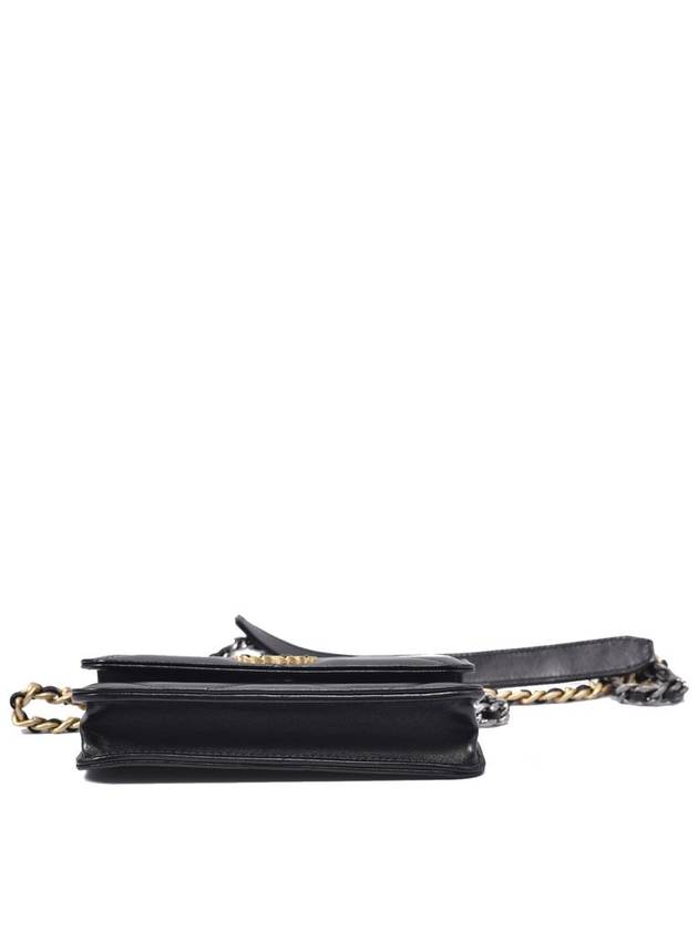 Exhibition grade 19 clutch with chain AP3067 - CHANEL - BALAAN 3