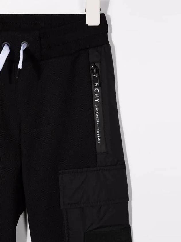 Kids Logo Detail Cargo Track Pants H24135 09B - GIVENCHY - BALAAN 4