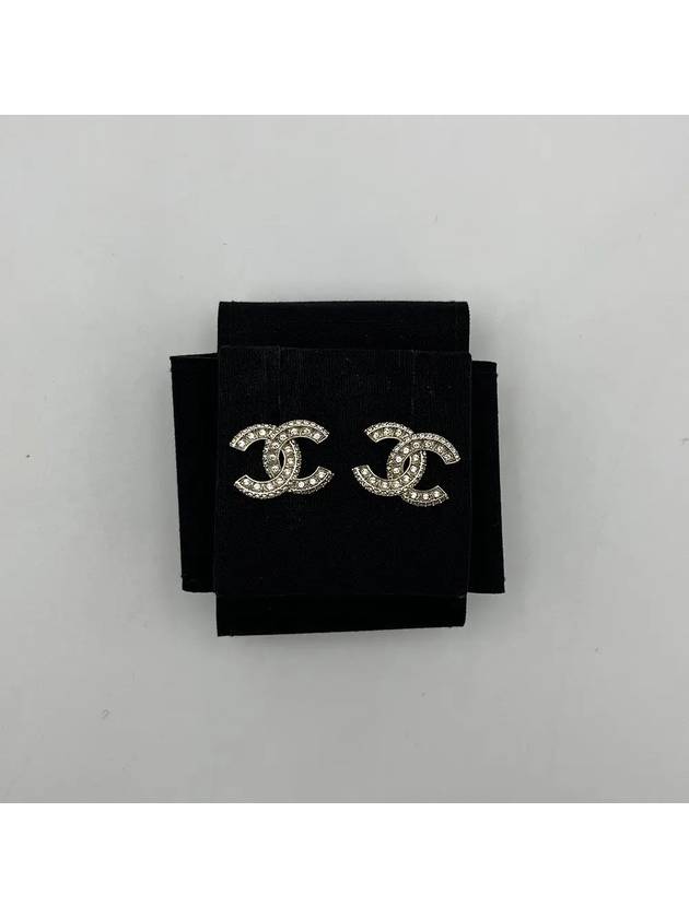 W earrings metal diamante gold crystal A86504 - CHANEL - BALAAN 2