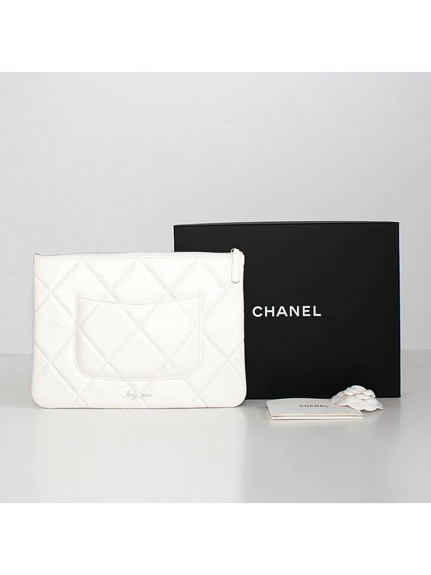 19 Lambskin medium clutch bag white - CHANEL - BALAAN 4