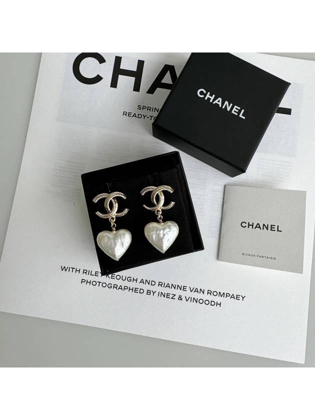 Women's CC Logo Heart Pearl Gold Earrings Pearly White - CHANEL - BALAAN 3