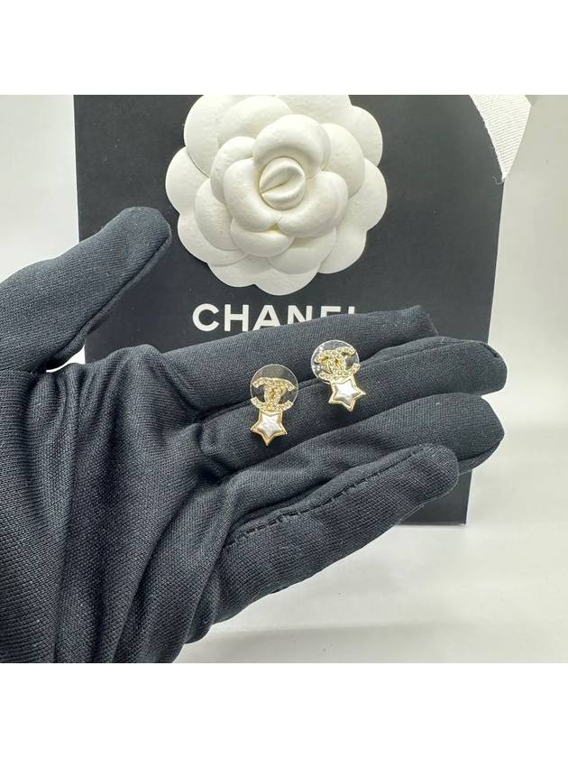 CC logo star mother of pearl gold earrings ABC823 - CHANEL - BALAAN 5