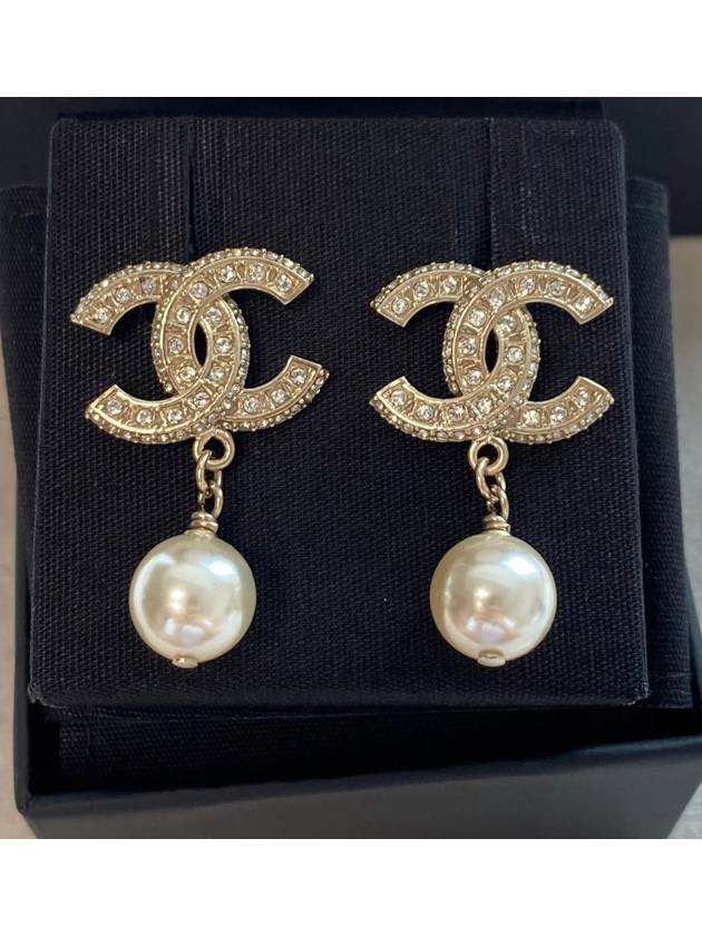 CC Metal Logo Pearl Earrings Gold - CHANEL - BALAAN.