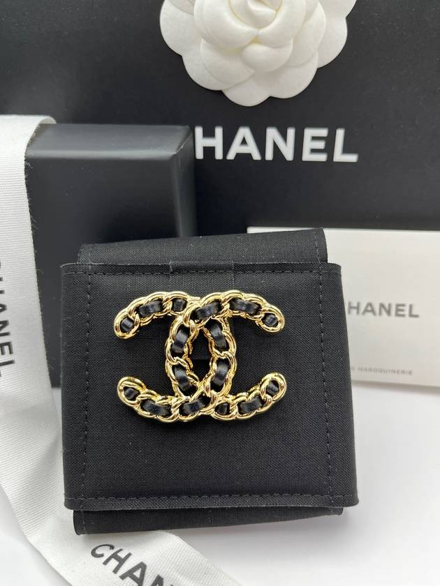 CC logo lambskin brooch gold metal black - CHANEL - BALAAN 2