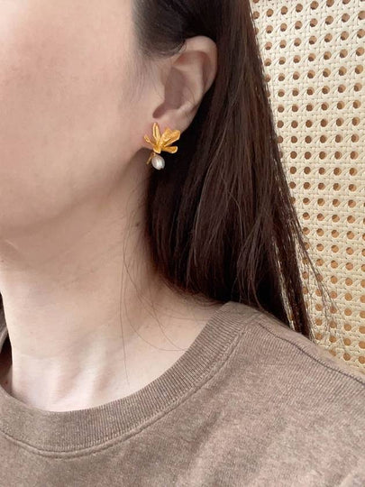 pearl flower earrings gold - ELYONA - BALAAN 2