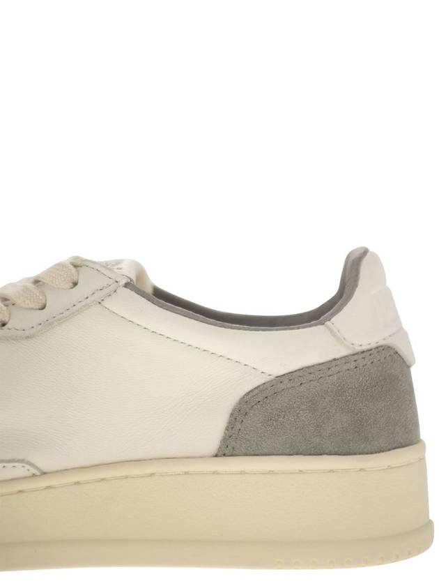 MEDALIST LOW - White leather and suede sneakers in powder - AUTRY - BALAAN 7