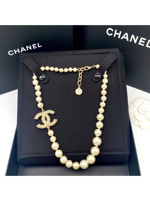 Necklace Metal Glass Pearls Resin & Gold Pearly White Crystal - CHANEL - BALAAN 2