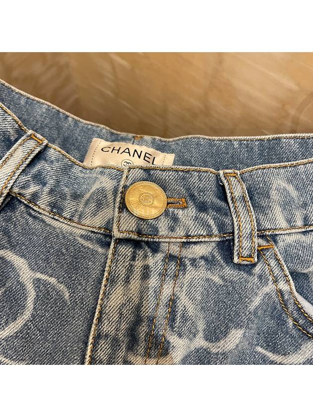 23 CC Logo Printed Jeans Jeans Light Blue P75555 - CHANEL - BALAAN 8