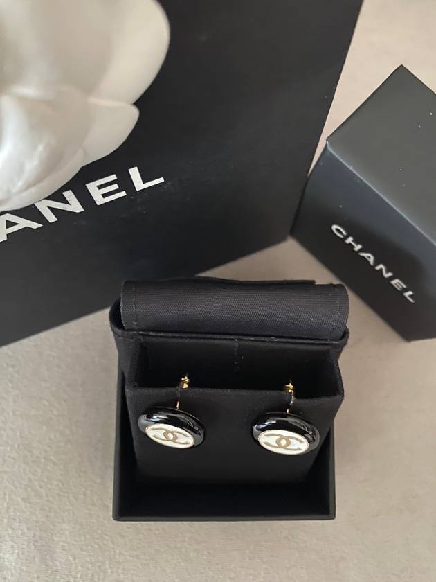 CC logo earrings twotone frame round earrings black white ABC997 - CHANEL - BALAAN 4