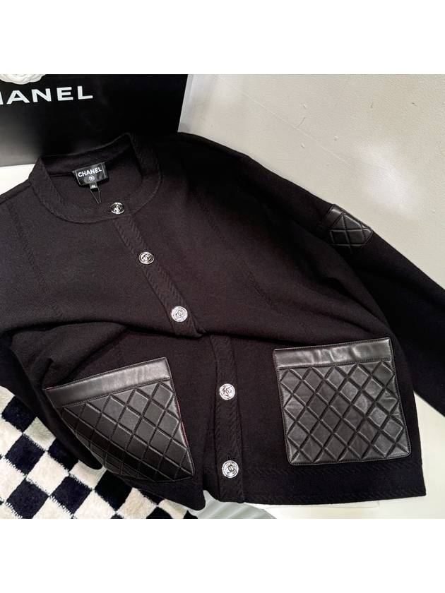 Cardigan Classic Emboss Leather Pocket Black - CHANEL - BALAAN 3