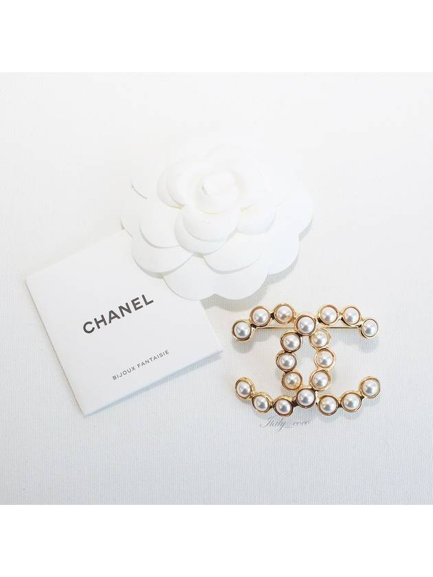 CC logo pearl brooch ABD237 B16671 NY009 - CHANEL - BALAAN 2