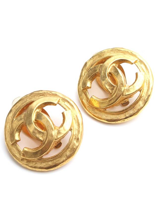 Vintage gold round CC logo clip on earrings - CHANEL - BALAAN 2