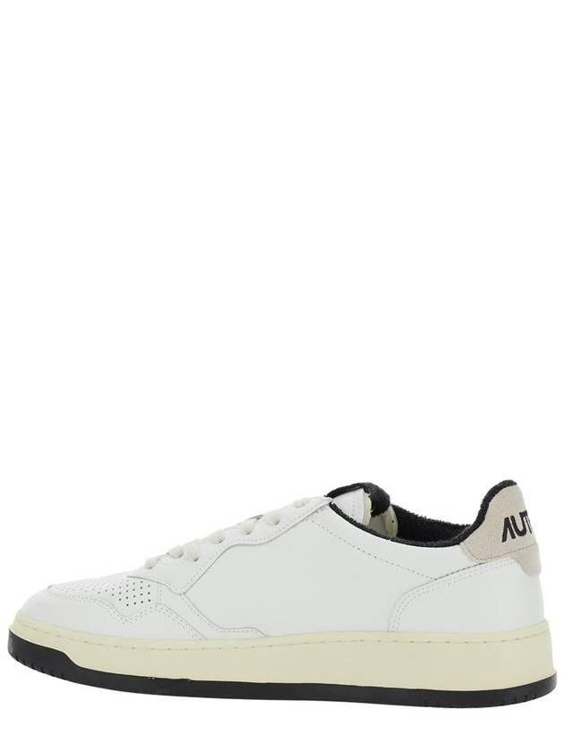 'Medalist' Black And White Low Top Sneakers With Embossed Logo On The Tongue In Grained Leather Man - AUTRY - BALAAN 3