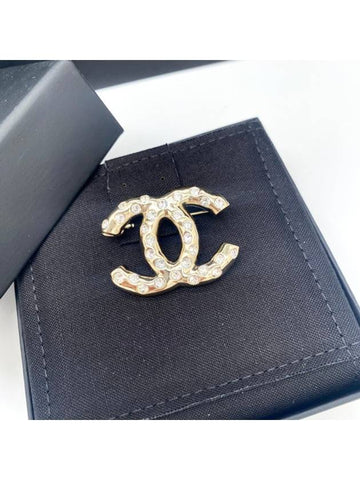 Women s Crystal Cubic CC Logo Brooch Champagne Gold ABE145 - CHANEL - BALAAN 1