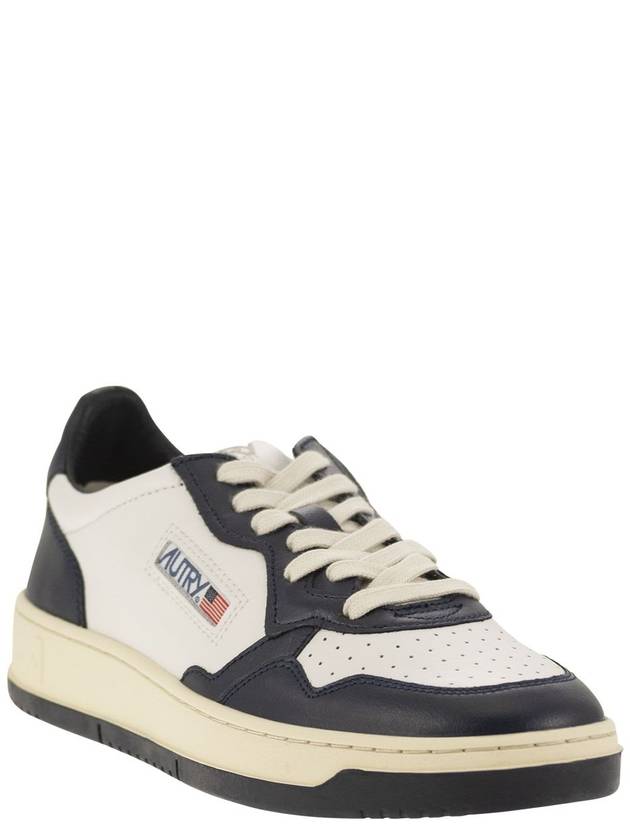 Medalist Navy Tab Low Top Sneakers White Navy - AUTRY - BALAAN 3