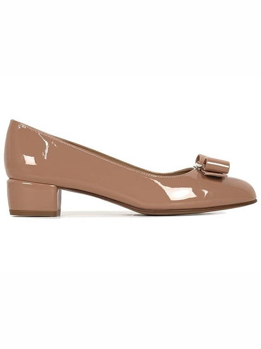 Vara Bow Patent Pumps Heels Beige - SALVATORE FERRAGAMO - BALAAN.