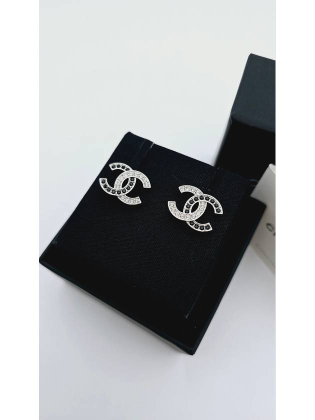 CC logo half earrings black silver AB8981 - CHANEL - BALAAN 2