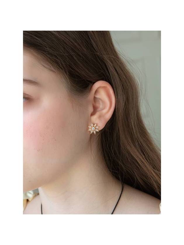 Sana Flower Earrings Gold - SOSOO - BALAAN 1