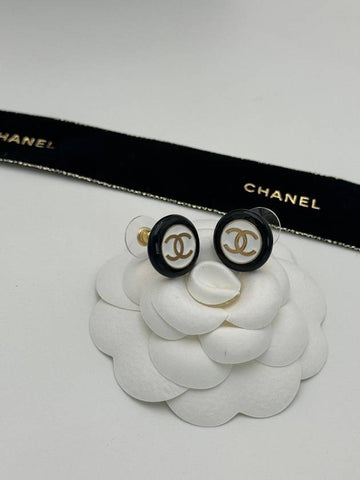 CC logo earrings two tone round black white ABC997 - CHANEL - BALAAN 1