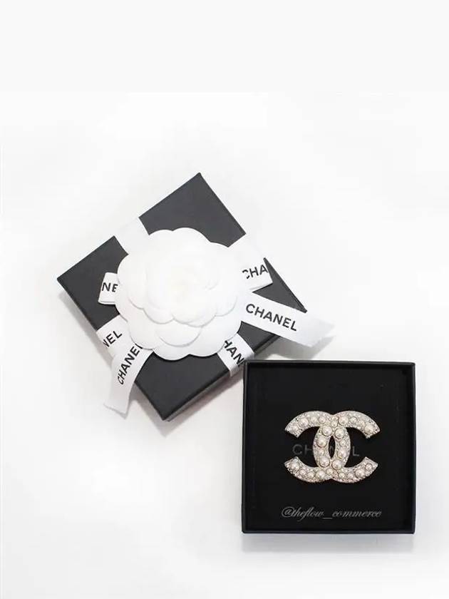 Classic CC Logo Pearl Crystal Brooch Gold - CHANEL - BALAAN 2