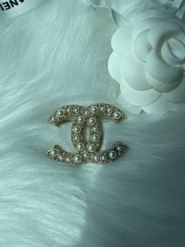 CC Pearl Clear Line Brooch White - CHANEL - BALAAN 3