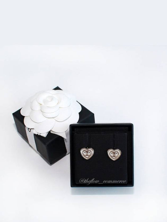 CC logo heart mother of pearl earrings white - CHANEL - BALAAN 2