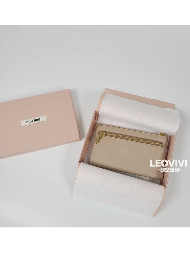 Cameo Envelope Leather Clutch Bag Beige - MIU MIU - BALAAN 4