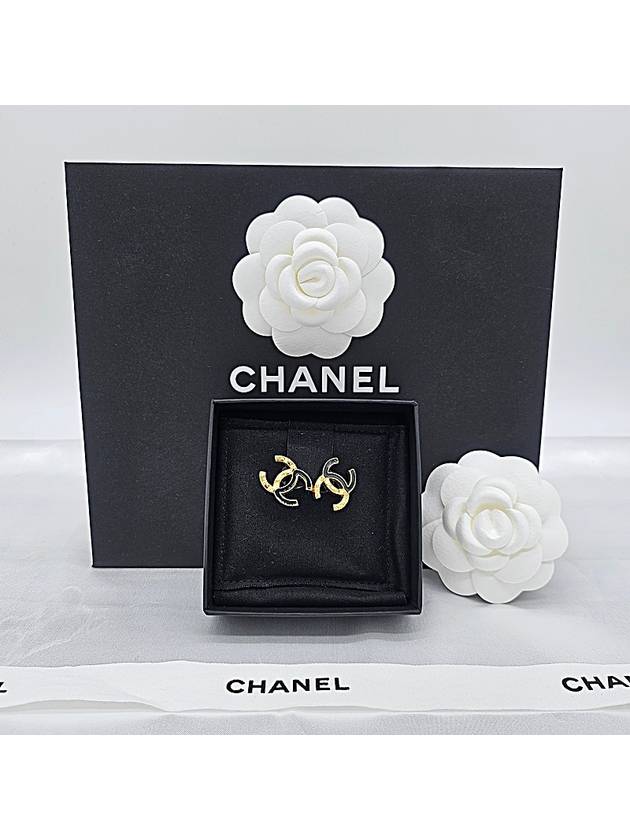 CC logo two tone earrings gold black - CHANEL - BALAAN 2