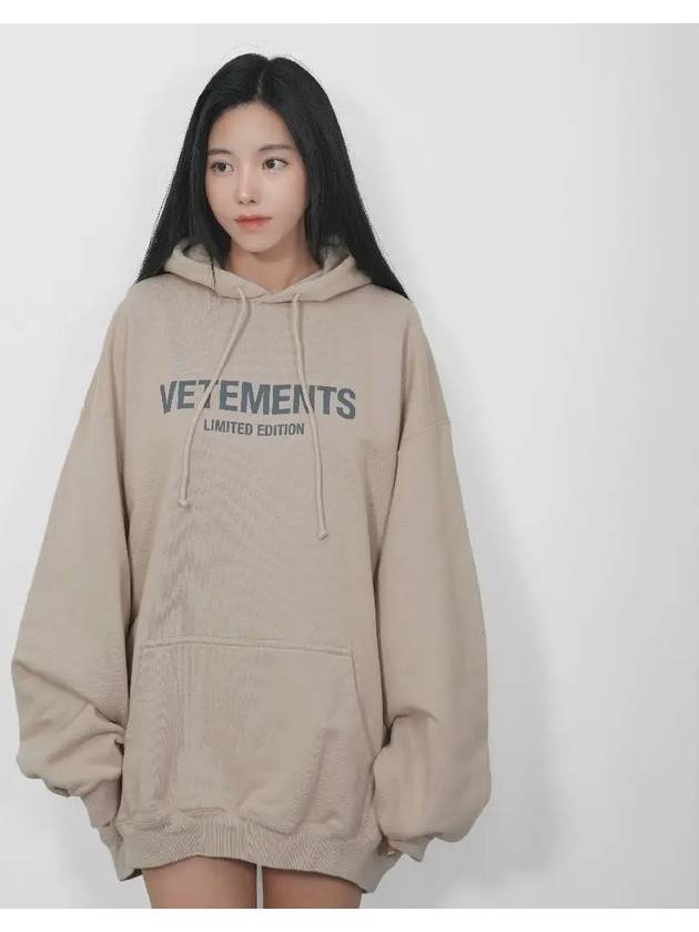 SS Logo Hoodie Beige UE63HD680X - VETEMENTS - BALAAN 2