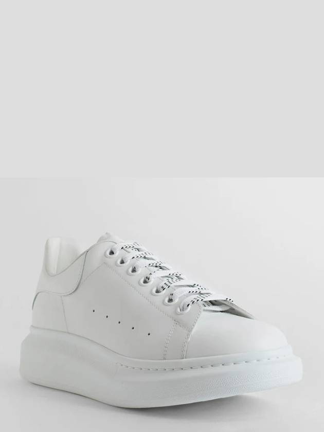 Oversized Leather Tab Low Top Sneakers White - ALEXANDER MCQUEEN - BALAAN 5