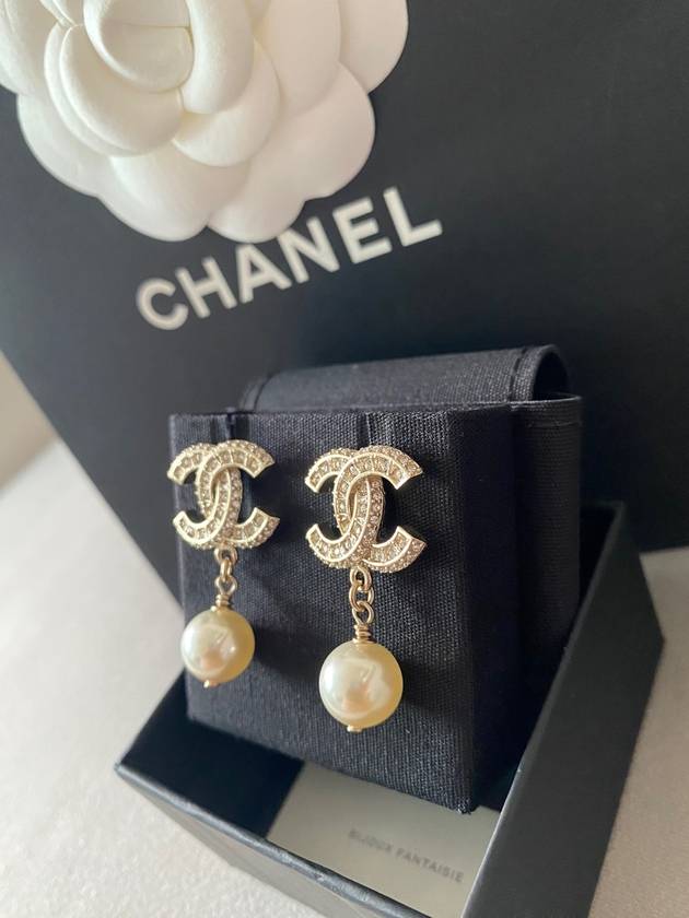 CC Metal Logo Pearl Earrings Gold - CHANEL - BALAAN 4