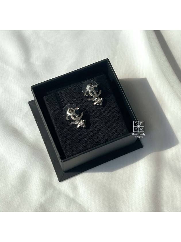 CC Logo Pearl Flower Earrings Silver - CHANEL - BALAAN 6