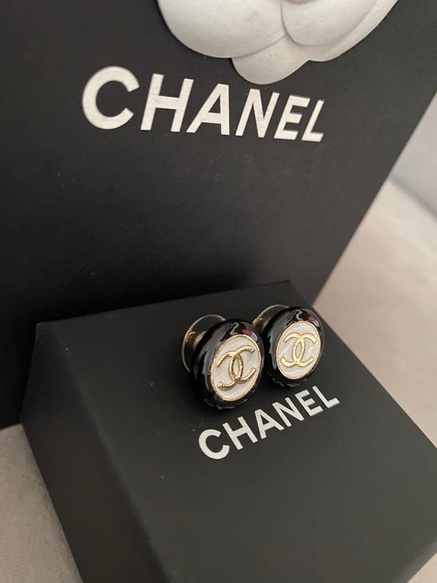 CC logo earrings twotone frame round earrings black white ABC997 - CHANEL - BALAAN 6