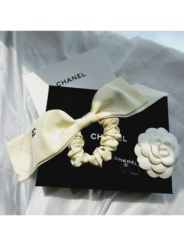 CC logo ribbon hair scrunchie silk scrunch tripe band tie white ivory AAA374 - CHANEL - BALAAN 3