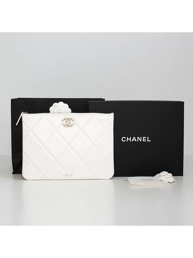 19 Lambskin medium clutch bag white - CHANEL - BALAAN 2