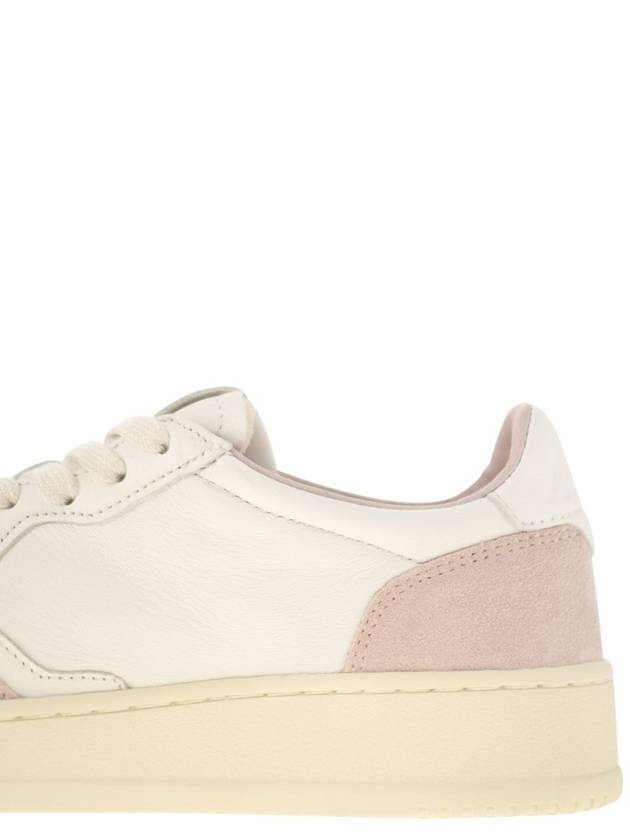 MEDALIST LOW - White leather and suede sneakers in powder - AUTRY - BALAAN 7