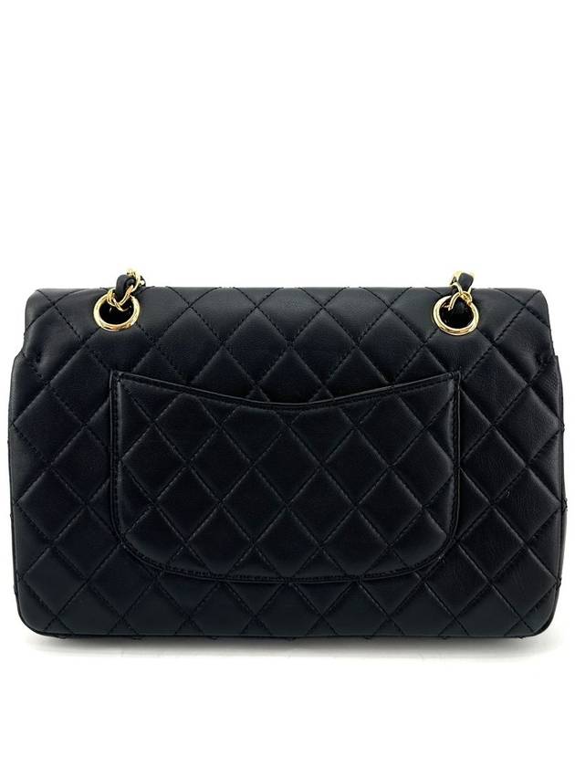 Lambskin classic medium shoulder bag - CHANEL - BALAAN 5