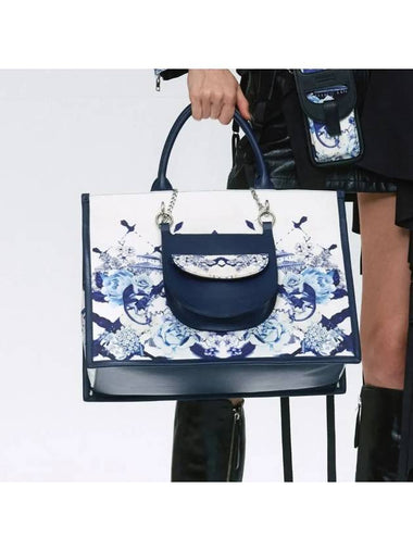 BlackLine Flower Art Shopper Bag_Navy - ALICEMARTHA - BALAAN 1